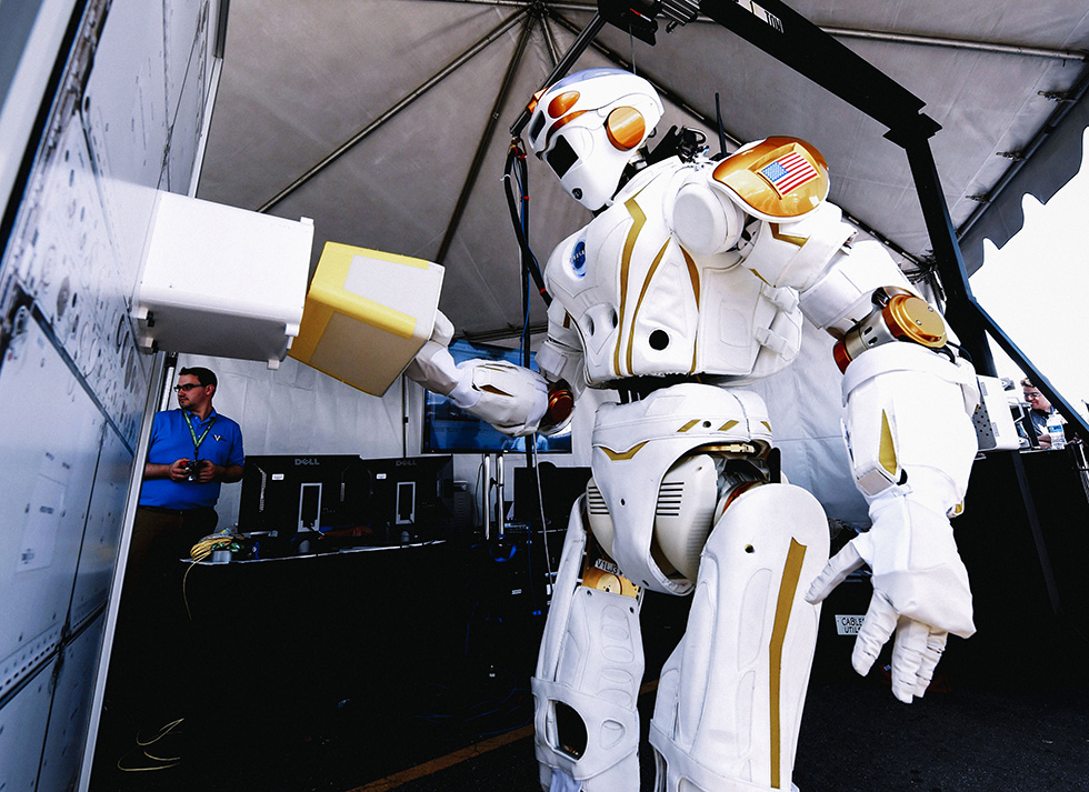 Роботы-гуманоиды-вскоре-посетят-открытый-космос-3